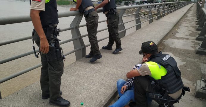 Policía Nacional evitó que mujer se lance al río guayas