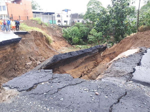 La lluvia creó un enorme socavón en el bypass Quito – Quevedo