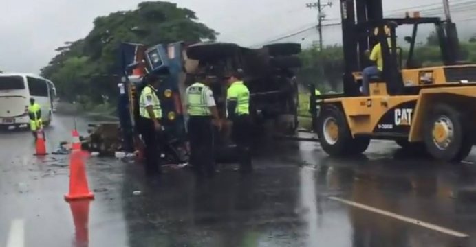 Camión se chocó y causó inconvenientes a conductores en vía a la Costa