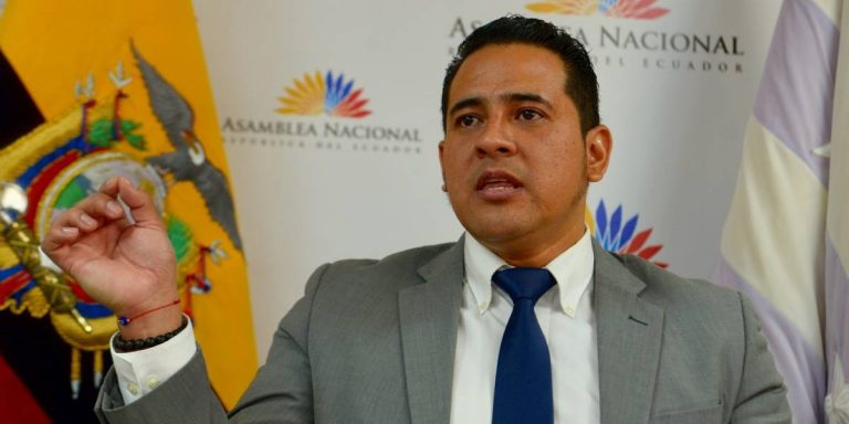 Ronny Aleaga presenta denuncia ante la Fiscalía contra Elizabeth Cabezas y María Paula Romo