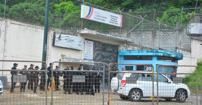 Operativo en cárcel de Esmeraldas deja arma y explosivo encontrados por la Policía