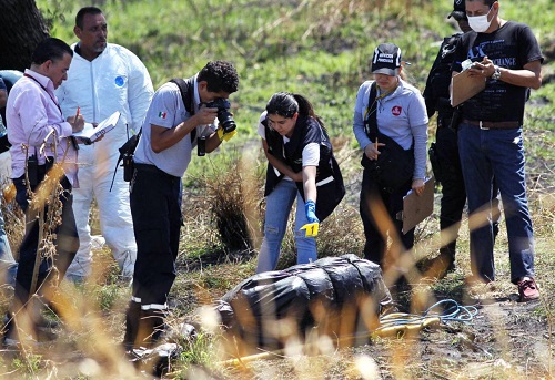 19 fundas con restos humanos halladas en canal de aguas negras en México