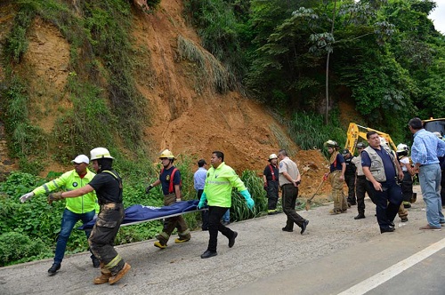 Dos personas quedaron sepultadas tras un derrumbe en Guayaquil