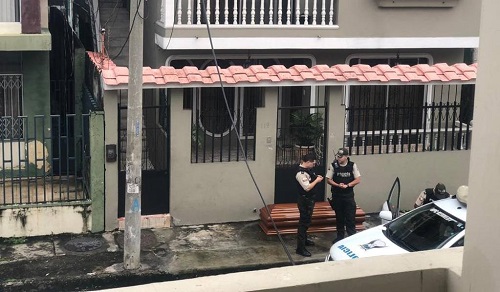Un féretro con el cuerpo de una mujer es abandonado en el norte de Guayaquil
