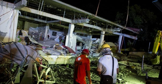 Vídeo | Rescatistas buscan sobrevivientes tras sismo en Filipinas
