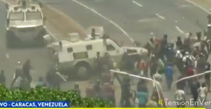 (Video) Tanques militares atropellan a decenas de opositores en Caracas