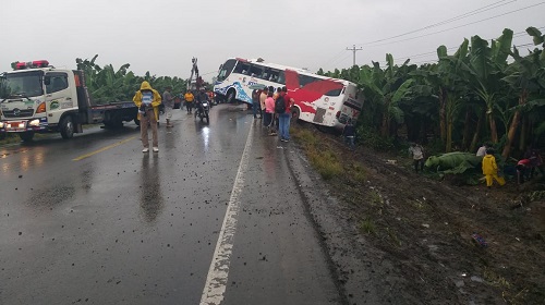 Un muerto y veinte heridos tras volcamiento de bus interprovincial en la vía Babahoyo