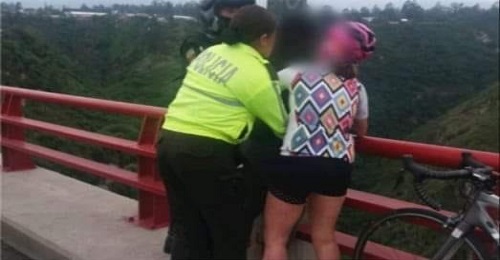 Mujer se quiso suicidar con su hija en brazos de un puente en Quito