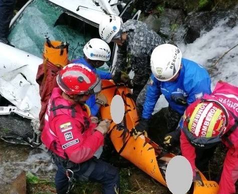 Cinco personas fallecieron luego de que el vehículo en el que viajaban cayera a una quebrada en Quito