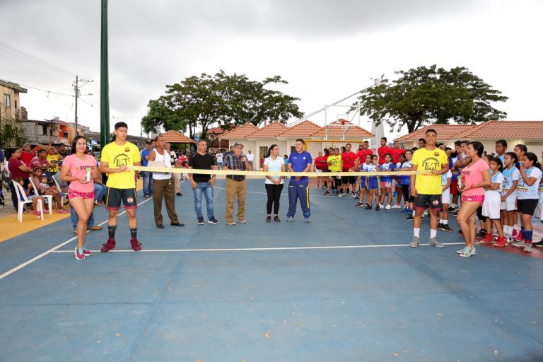 Inauguran complejo deportivo en parroquia El Salto de Babahoyo