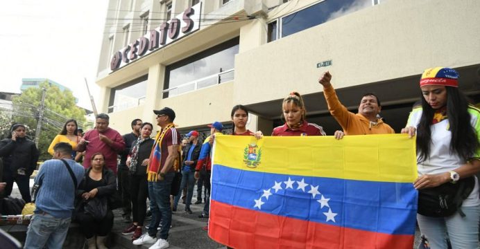 Venezolanos se expresan en Guayaquil y Quito ante llamado de Juan Guiadó