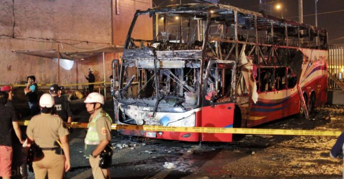 20 personas murieron en incendio dentro de un autobús en Perú