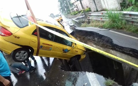 Taxi cayó a socabón en autopista Quevedo-Valencia