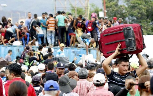Venezolanos rompen bloqueo y cruzan la frontera a Colombia