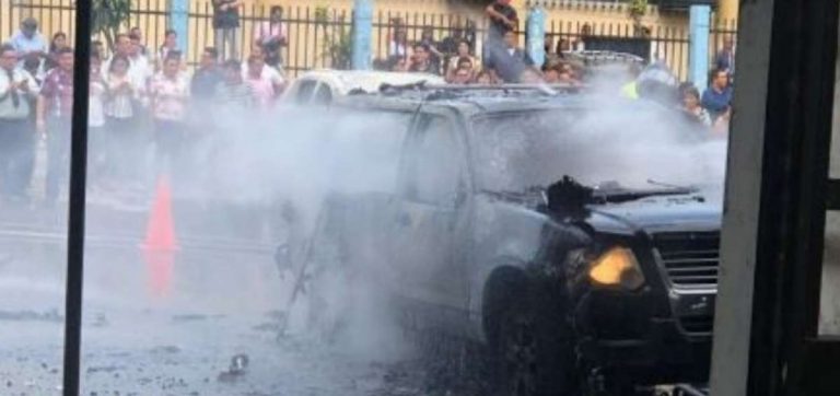 Investigan causas de incendio de auto en Universidad de Guayaquil