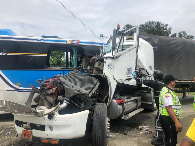 Dos personas mueren y 4 personas resultan heridos en accidente de tránsito en la vía El Triunfo – Bucay