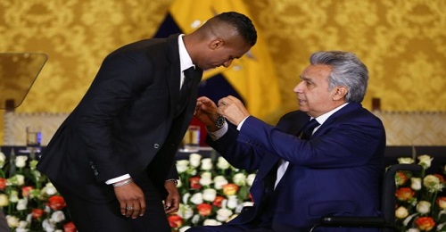 Antonio Valencia recibe condecoración por el presidente Lenín Moreno en Carondelet