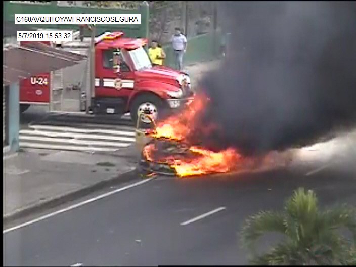 Vehículo incendiado en el centro de Guayaquil no dejó heridos
