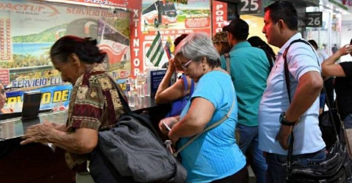 Más de 200.000 viajeros saldrían por feriado del Día del Trabajo