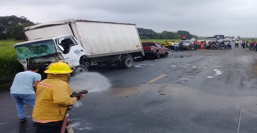 Choque entre camionata y camión deja dos heridos en la vía E25 Babahoyo-San Juan