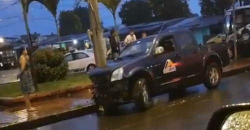 Accidente de tránsito en El Guayacán, camioneta termina impactándose con un poste