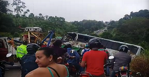 Bus cae al vacío por fuertes lluvias en la vía a San Carlos