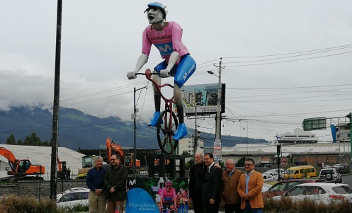 Quito: Carapaz tiene su propia estatua en honor a su desempeño en el Giro de Italia 2019