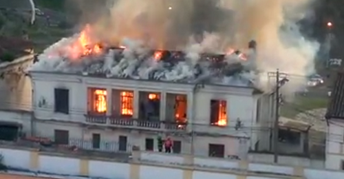 Voraz incendio en Quito consume vivienda de planta alta