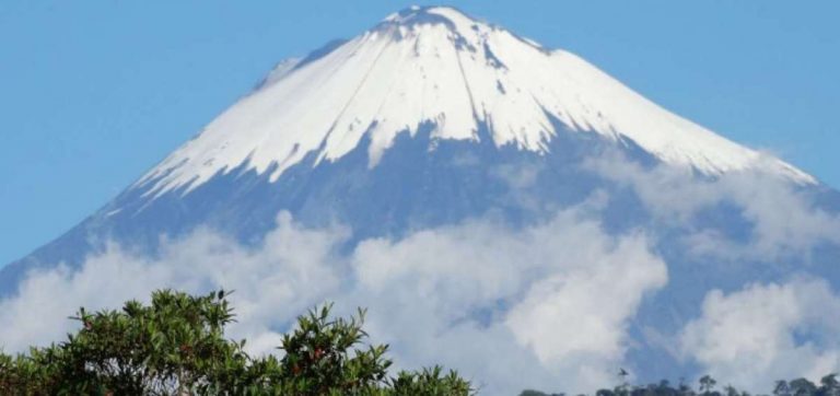 El volcán Sangay reporta explosiones, ceniza y lava