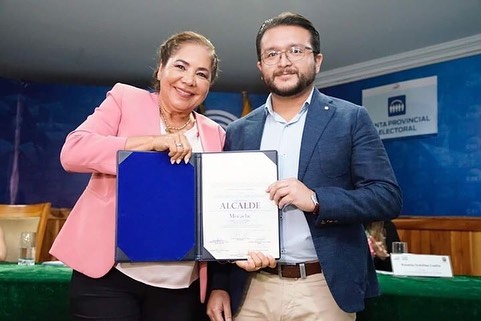 CNE entrega credencial a María Cristina Holguín como alcaldesa electa de Mocache