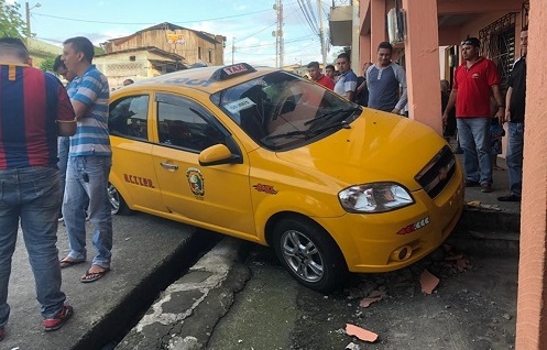 Taxista en Quevedo choca contra vivienda mientras era apuñalado