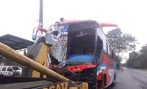 Puebloviejo: Accidente de tránsito entre trailer y bus deja cinco heridos