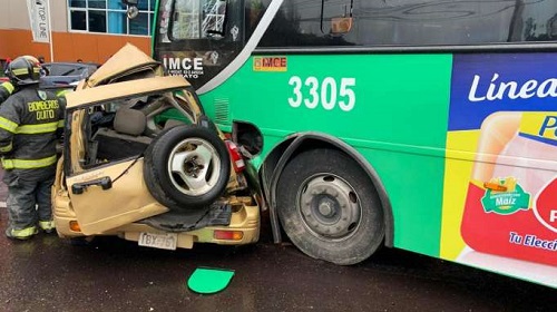 Quito: Dos fallecidos en accidente de tránsito