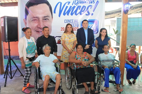 En Vinces concejal dona la mitad de su sueldo