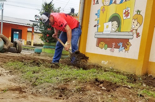 Valencia: Obreros municipales y moradores realizan minga de limpieza en la 12 de julio