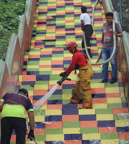 Personal municipal realiza labores de limpieza en escalinata de Quevedo