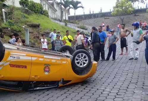 Quevedo: Taxi se volcó en la Loma de los Payasos