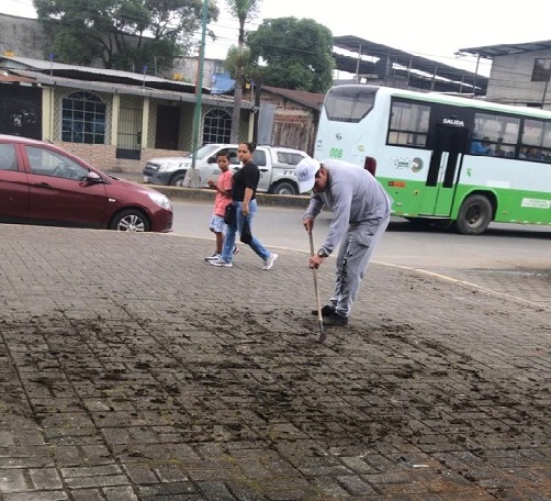 Limpieza de fachada del Terminal Terrestre de Quevedo