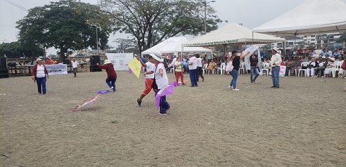 Adultos mayores asisten a festival de cometas en Babahoyo