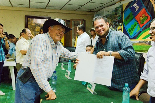 Municipios de Vinces Baba y Palenque entregaron títulos de propiedad