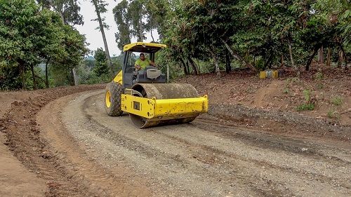Mocache: Gobierno provincial arregla caminos vecinales