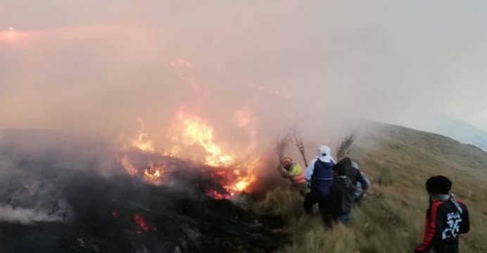 Intentan frenar propagación de incendio forestal en páramos de Otavalo