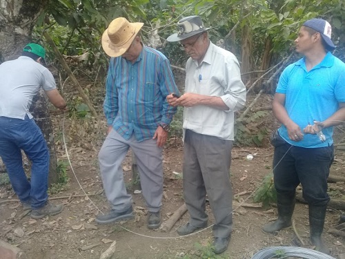 Ganaderos reciben capacitación en instalación de cercas eléctricas