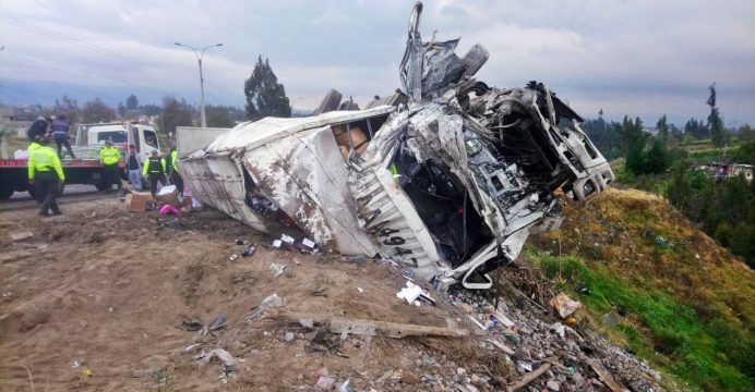 Accidente de tránsito deja un muerto y cinco heridos en Ambato