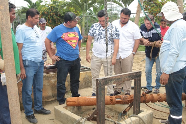 Alcalde preocupado por desabastecimiento de agua acude hasta playas de Vinces