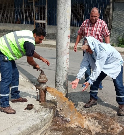 Municipalidad de Vinces realiza limpieza de hidratantes