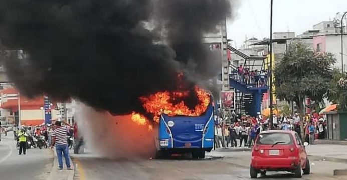 Guayaquil: Así quedó el bus que se quemó en la perimetral