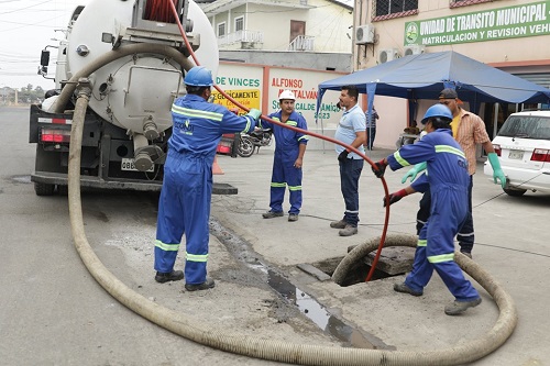 Municipio de Vinces realiza limpieza de alcantarillas