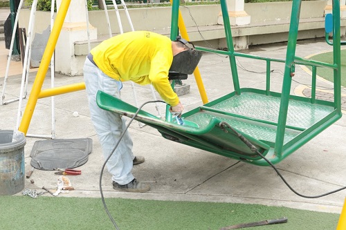 Reparan juegos infantiles en Vinces