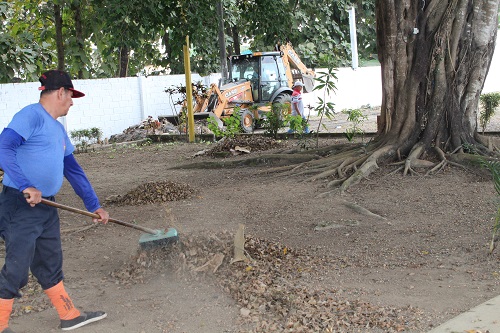 Municipio de Quevedo realiza mantenimiento en el Complejo de la Cámara de Comercio